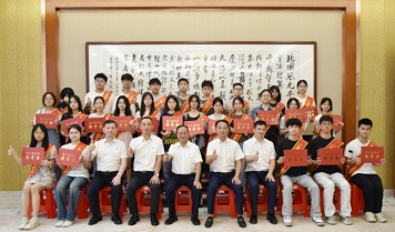 青春逐夢 不負韶華——廣東霸王花集團舉行2024年高考獎學金發放儀式