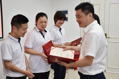 朱利昀副總裁為學(xué)員頒獎(jiǎng).jpg